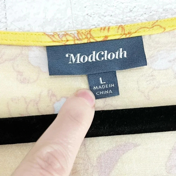 Modcloth Yellow Ruffle Butterfly Tee Women's Size Large - Picture 7 of 10